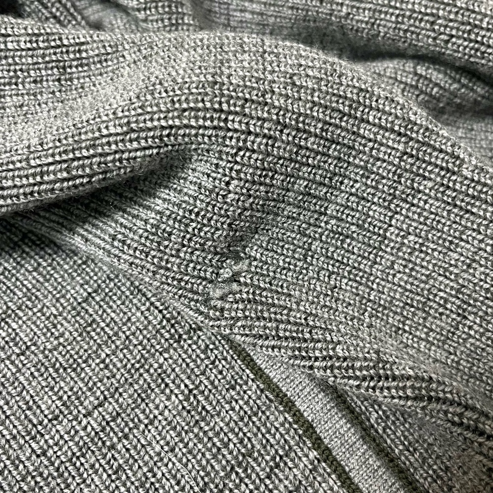 Lululemon Exaltation Reversible Wrap in Dark Olive/Heathered Core Medium Gray OS - Picture 8 of 9